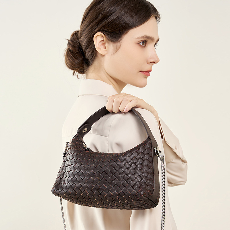 Schultertasche für Damen ⎜ Stilvolle Halbmondtasche aus Echtleder mit geflochtener Oberfläche und Metallkette