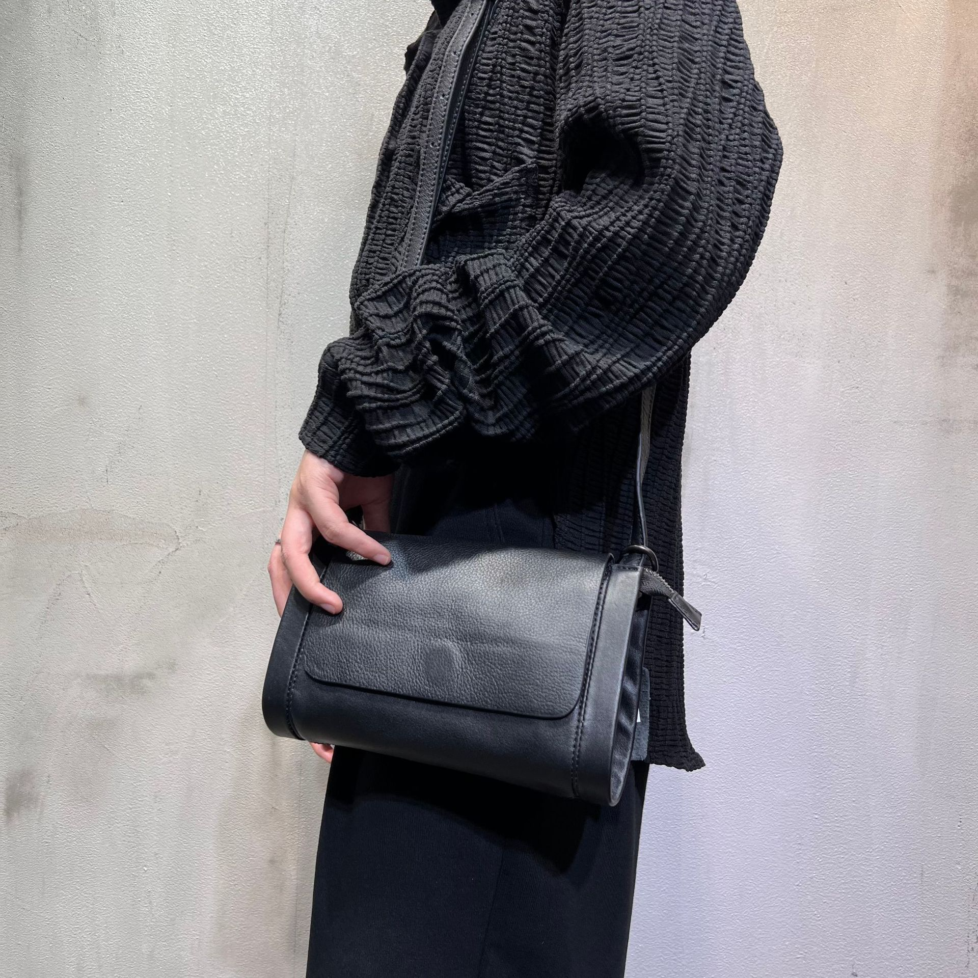 Umhängetasche aus Echtleder für Damen ⎜ Handgefertigte Schultertasche mit mehreren Fächern für den Alltag