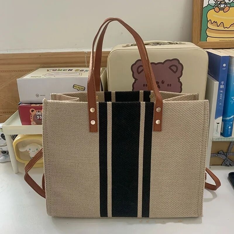 Stilvolle Umhängetasche für Damen ⎜ Geräumige Tasche mit Streifen-Design und Ledergriffen