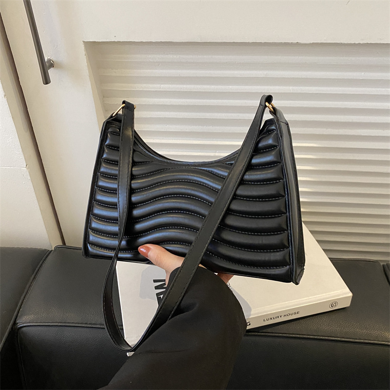 Schultertasche für Damen ⎜ Schlichte Unterarmtasche mit Strukturdesign für Alltag und Büro