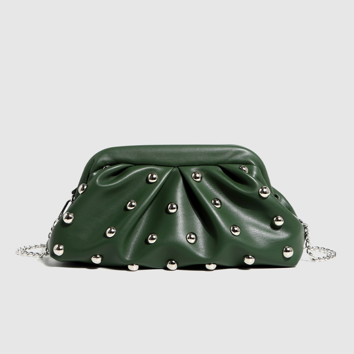 Umhängetasche für Damen ⎜ Gefaltete Handtasche mit Kettenriemen und Nieten für stylische Alltagslooks