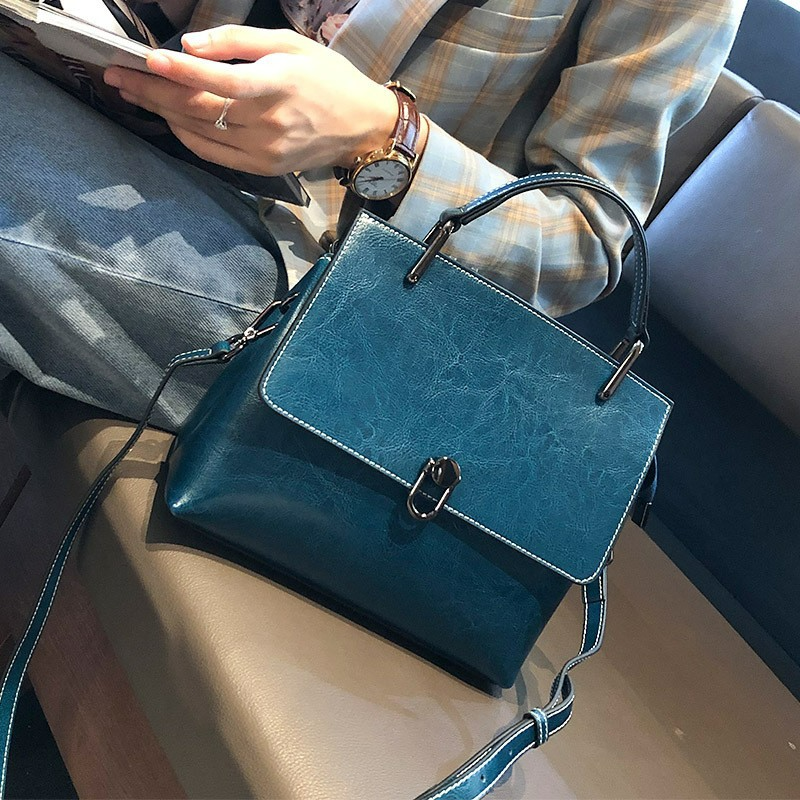 Damen Handtasche aus Leder ⎜ Elegante Umhängetasche mit Strukturierter Oberfläche und Modernem Tragegriff