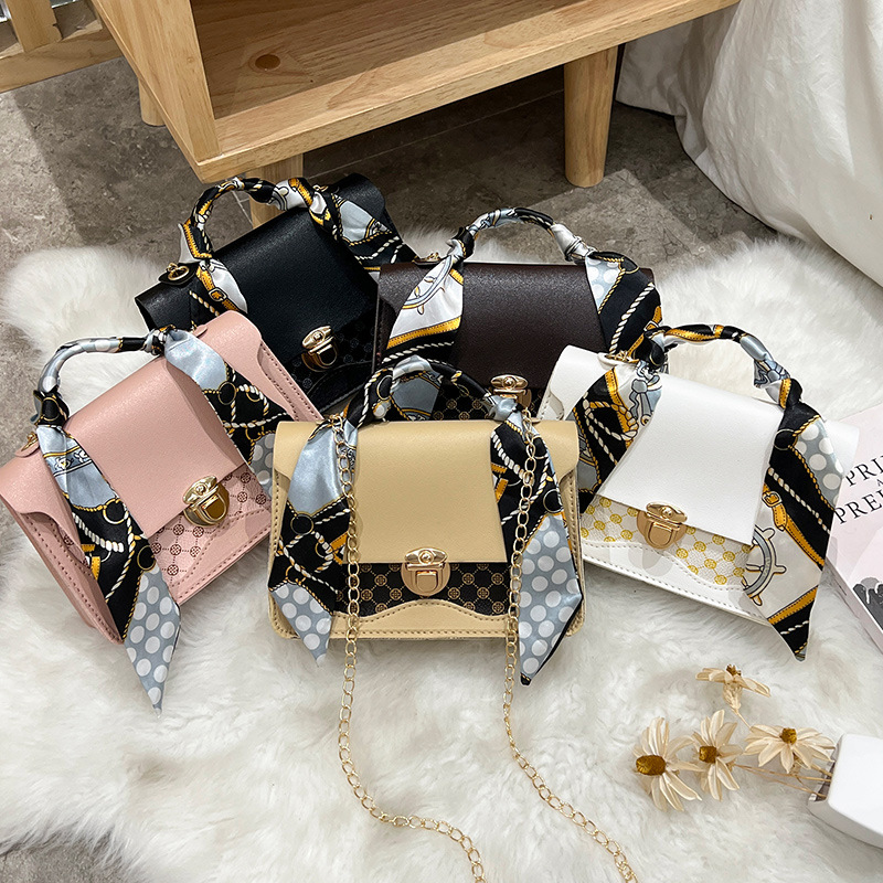 Umhängetasche für Damen ⎜ Kleine Vintage-Tasche mit Kettengurt und gemustertem Tuch für stilvolle Outfits