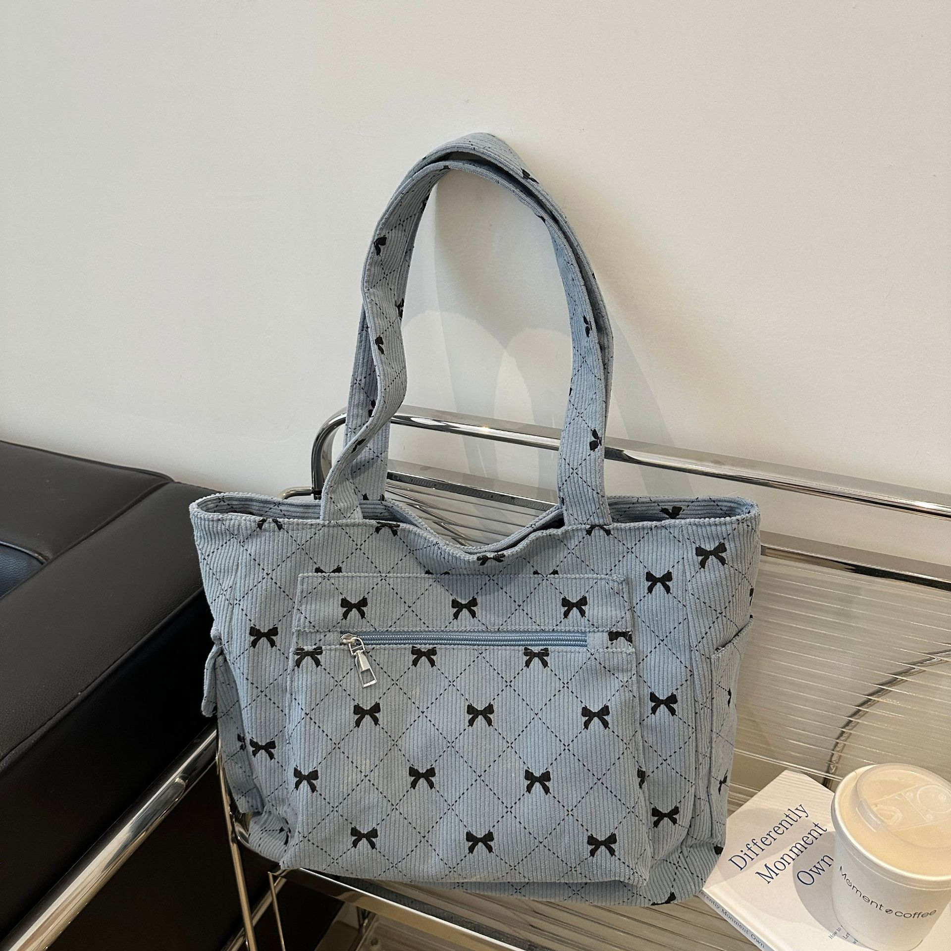 Tote Bag für Damen ⎜ Modische Schultertasche mit Schleifenmuster für Alltag und Freizeit