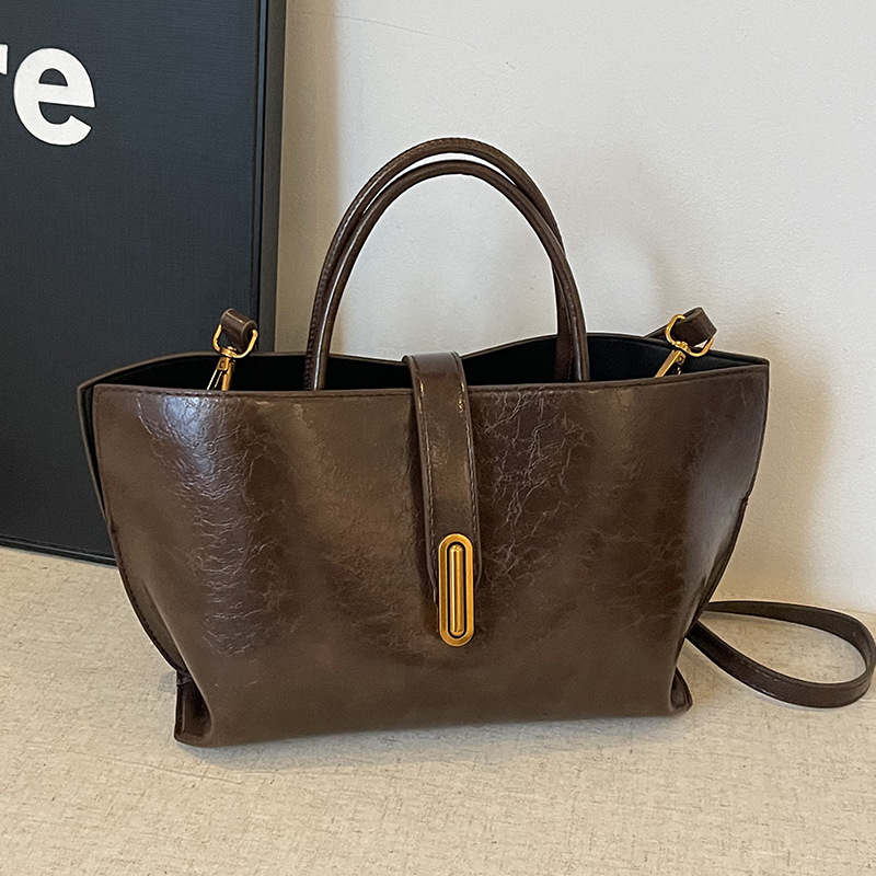 Damen Handtasche aus Kunstleder ⎜ Schlichtes Design mit Schulterriemen und viel Stauraum
