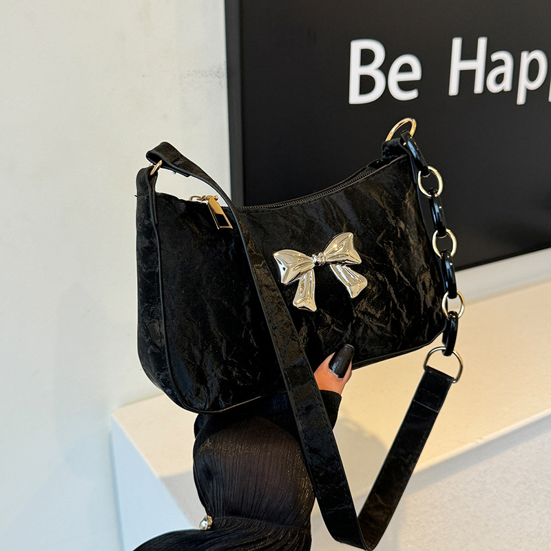Umhängetasche für Damen ⎜ Modische Schultertasche mit Schleifendetail und Kettengliedern für Alltag und Ausgehen