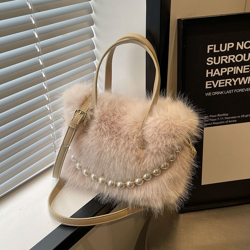 Umhängetasche für Damen ⎜ Flauschige Wintertasche mit Perlendekor und Tragegriff für Alltag und Events