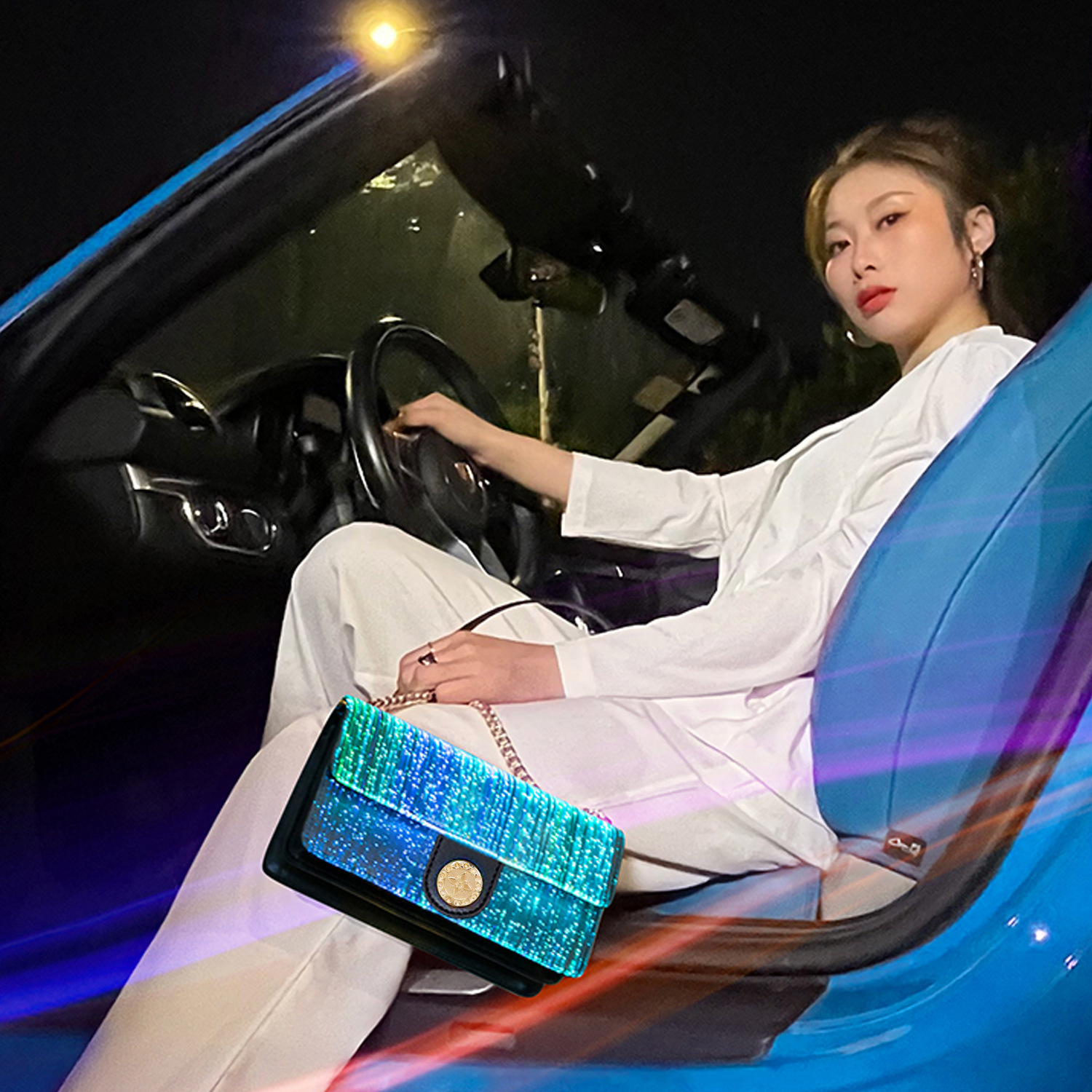 Umhängetasche für Damen ⎜ Leuchtende Clutch mit Kettenriemen und LED-Effekt für Party und besondere Anlässe