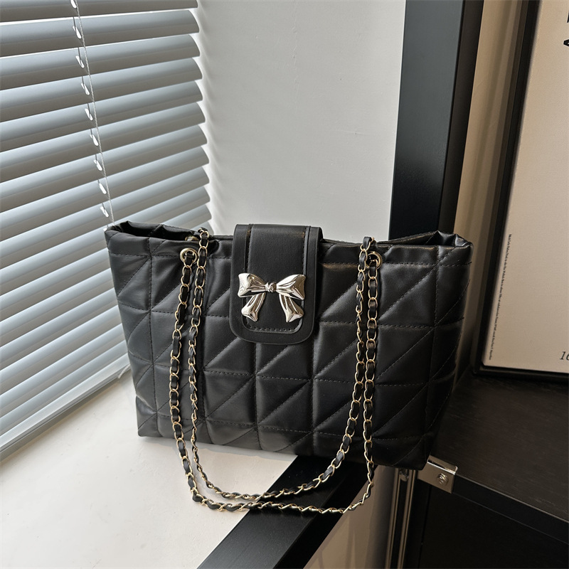Shopper Tasche für Damen ⎜ Gepolsterte Umhängetasche mit Kettengurt und großer Schleife für stilvolle Outfits