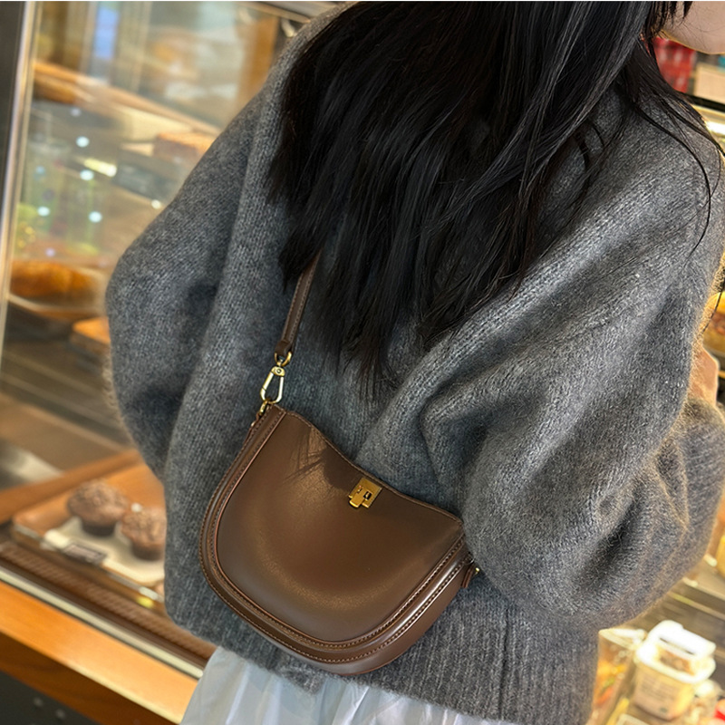 Damen Umhängetasche aus Leder ⎜ Schlichte Schultertasche mit Verstellbarem Riemen und Kompaktem Design