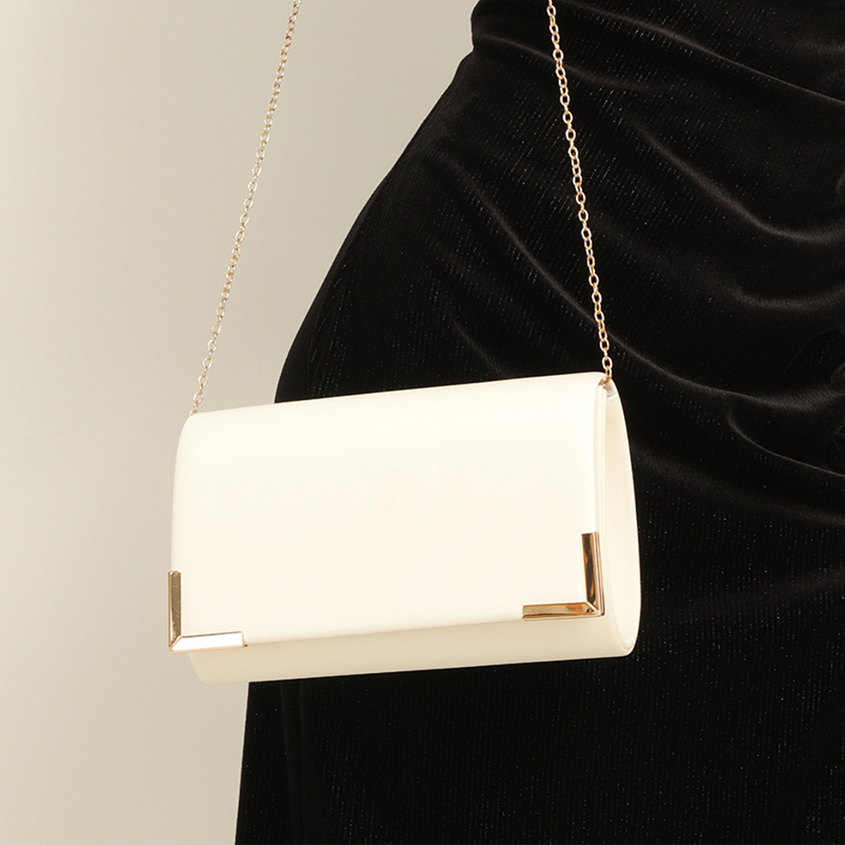Elegante Damen Clutch Tasche ⎜ Schlichte Abendtasche mit Metall-Ecken und Kettenriemen