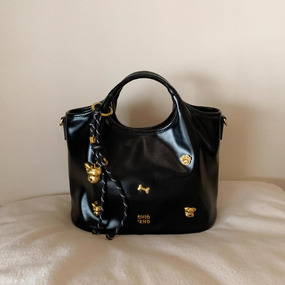 Damen Handtasche mit Hunde-Details ⎜ Verspielte Schultertasche mit Tragegriff für Alltag und Freizeit