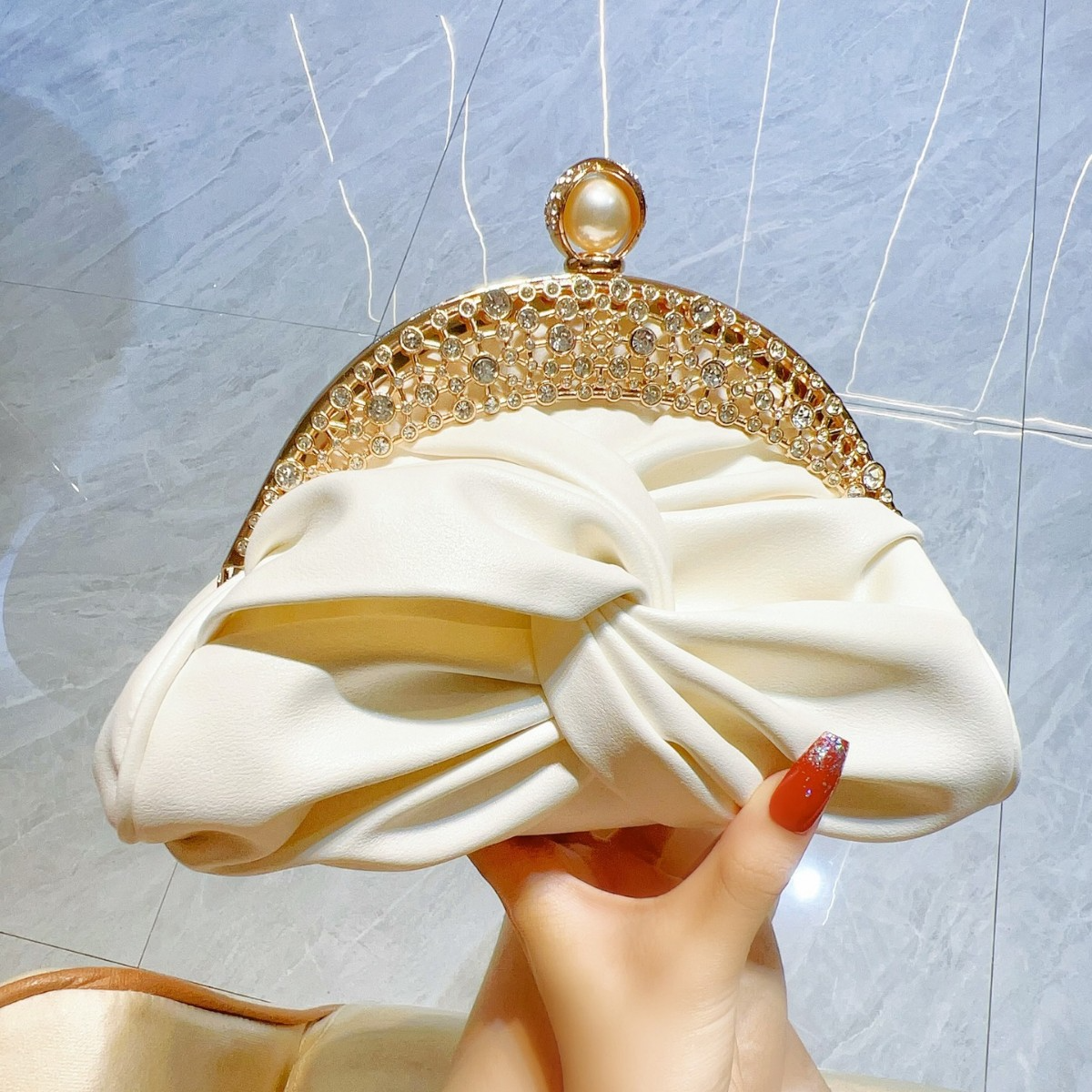 Elegante Clutch für Damen ⎜ Stilvolle Abendtasche mit funkelndem Schmuckakzent und edlem Design