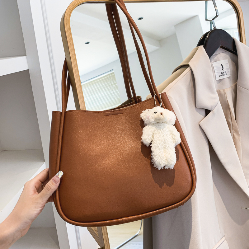 Shopper-Tasche für Damen ⎜ Geräumige Schultertasche im lässigen Stil mit süßem Anhänger für Alltag und Freizeit