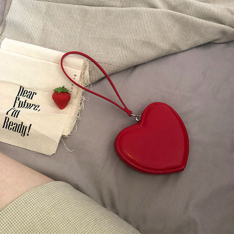 Mini-Handtasche für Damen ⎜ Herzförmige Wrist-Bag mit Handschlaufe für unterwegs und besondere Anlässe