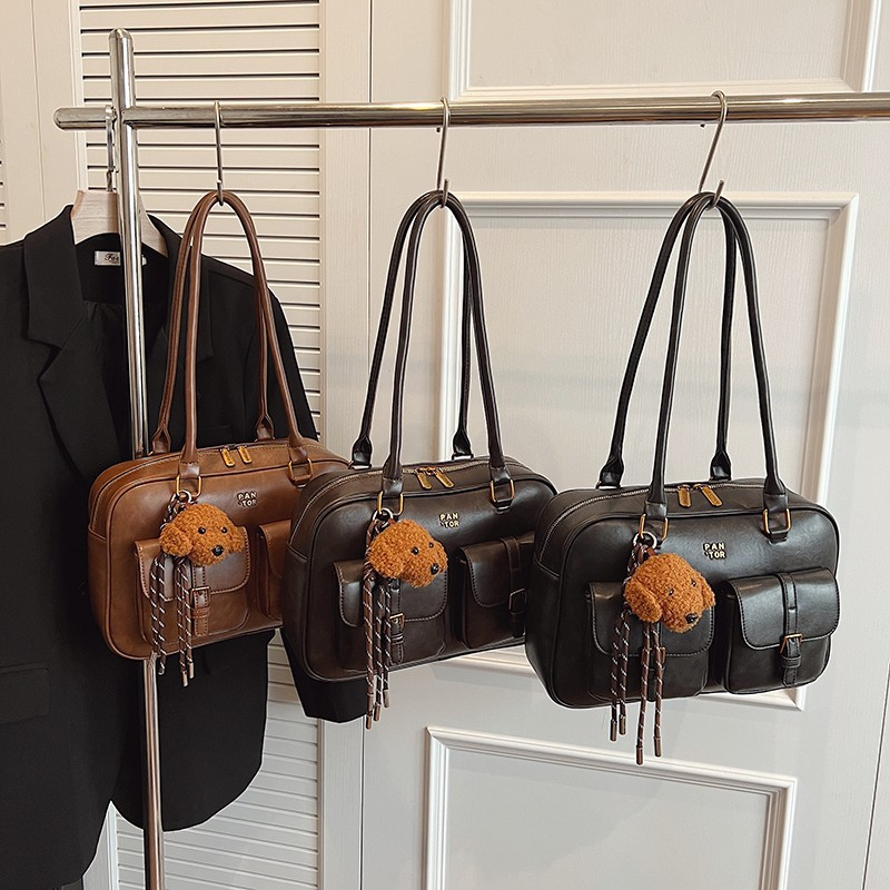 Damen Umhängetasche aus Kunstleder ⎜ Stilvolle Schultertasche mit Fronttaschen und verstellbarem Riemen