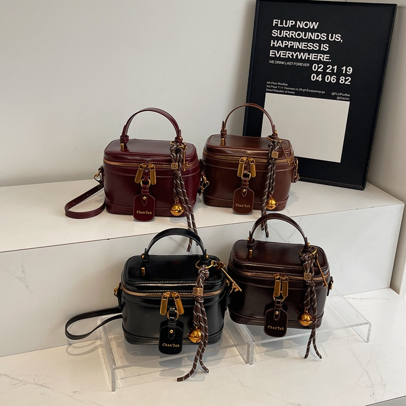 Umhängetasche für Damen ⎜ Retro Schultertasche in Boxform mit Reißverschluss und dekorativem Anhänger
