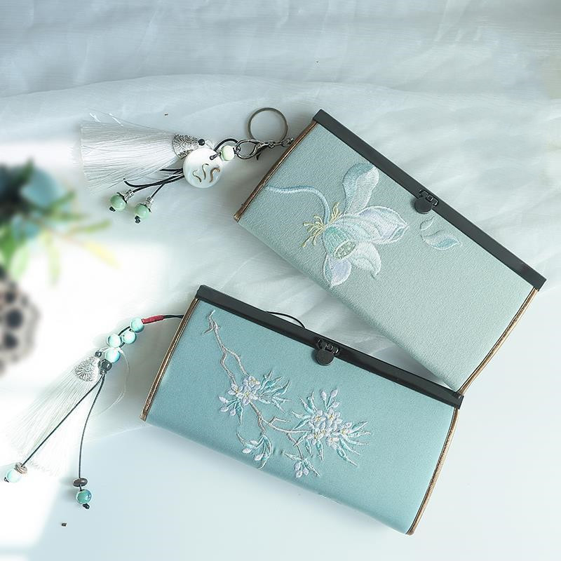 Damen Clutch mit Stickerei ⎜ Künstlerische Geldbörse im Retro-Stil mit Metallrahmen und dekorativem Anhänger