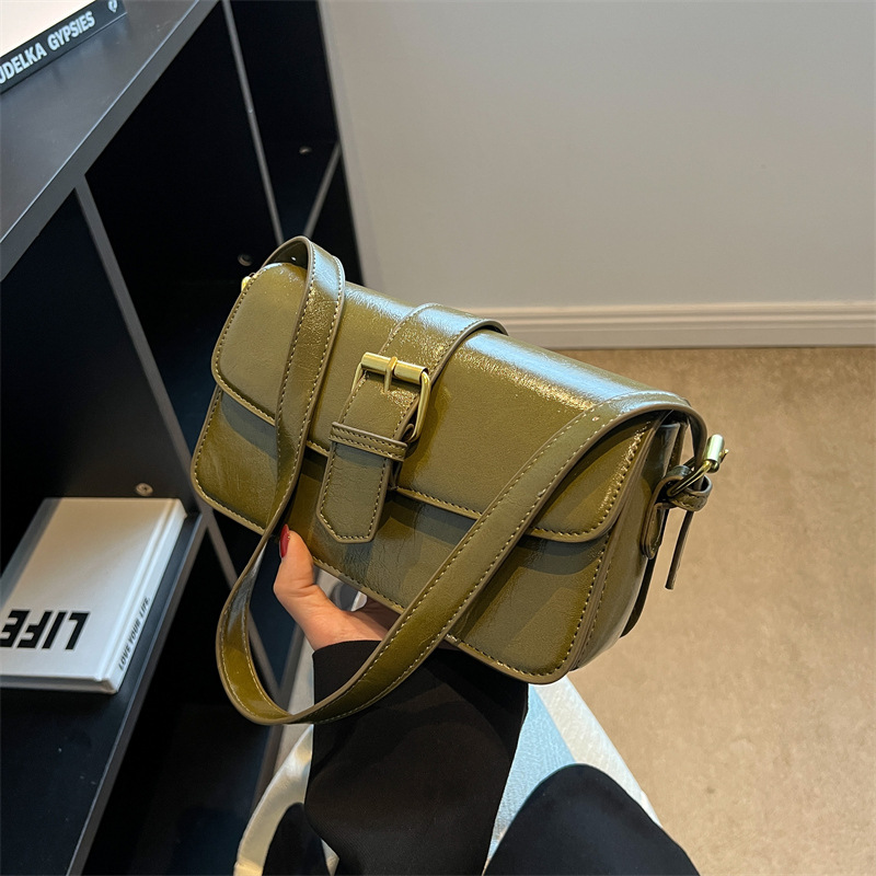 Umhängetasche für Damen ⎜ Kleine Retro-Schultertasche in Lackoptik mit Schnallendetail für vielseitige Outfits