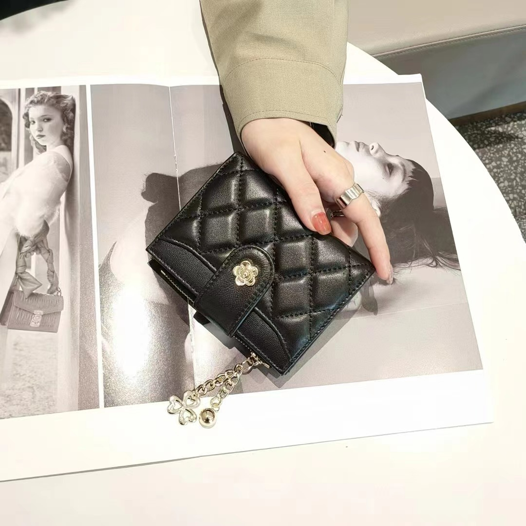 Damen Kurz-Geldbörse mit Steppung ⎜ Zweifach faltbare Brieftasche mit Zieranhänger und Druckknopfverschluss