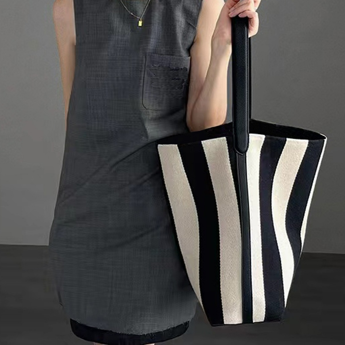 Canvas Tasche für Damen ⎜ Gestreifte Umhängetasche mit breitem Trageriemen für Alltag und Freizeit