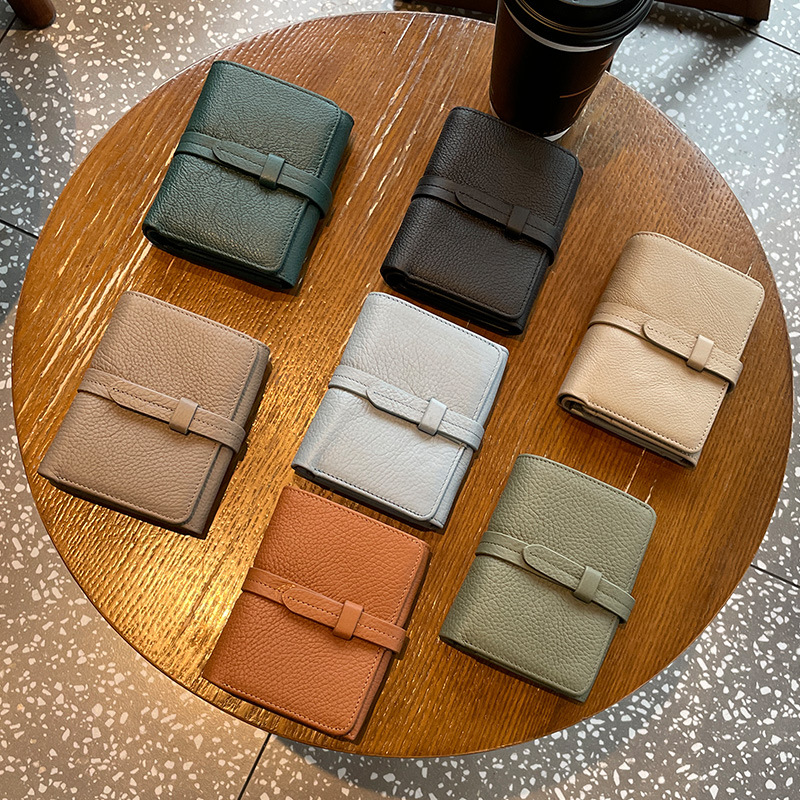 Damen Geldbörse ⎜ Kompakte Brieftasche aus Echtleder mit Riemenverschluss und Mehrfachfächern