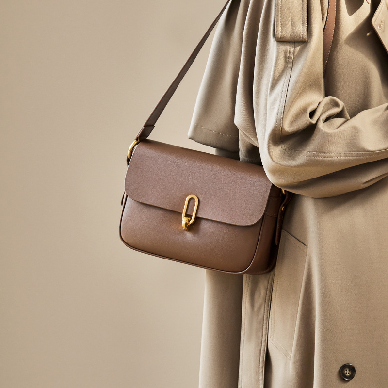Umhängetasche für Damen ⎜ Klassische Ledertasche mit elegantem Verschluss für Büro und Alltag