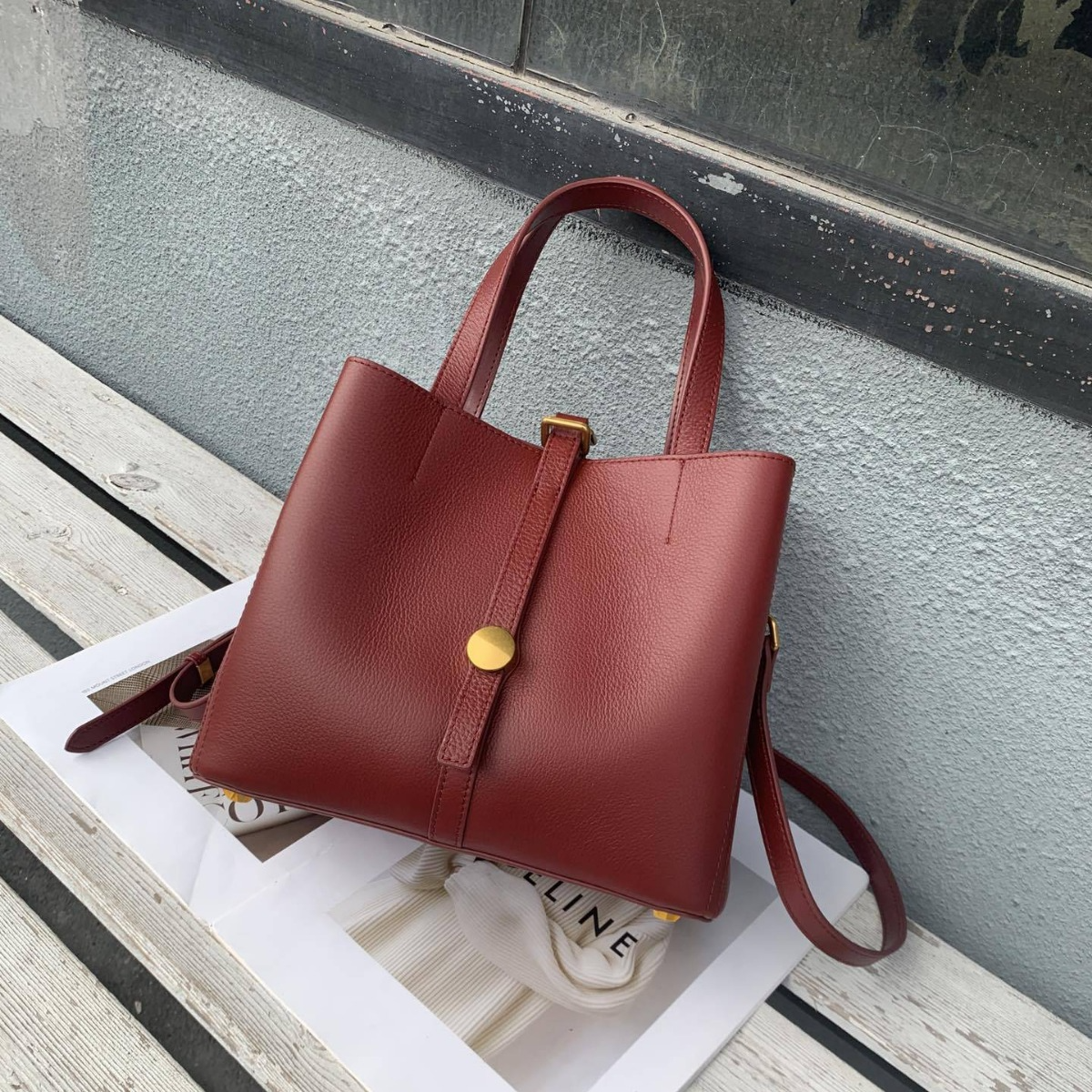 Damen Tragetasche aus Echtleder ⎜ Zeitlose Handtasche mit Riemenverschluss für Büro, Stadt und Alltag