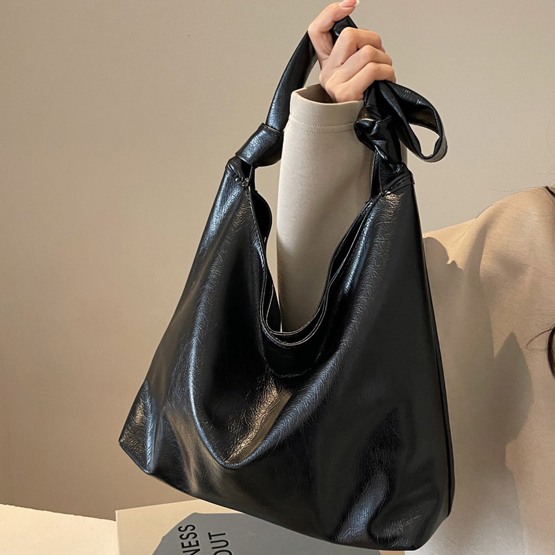 Umhängetasche für Damen ⎜ Geräumige Schultertasche in Lederoptik mit weichem Design für Alltag und Beruf