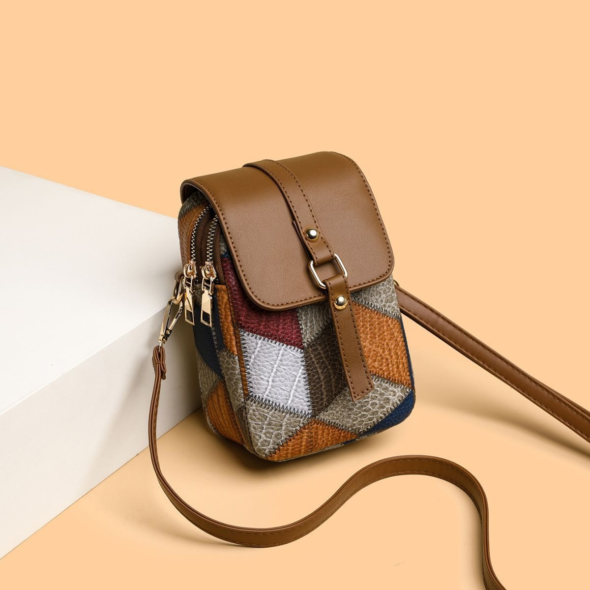 Crossbody Umhängetasche für Damen ⎜ Kompakte Schultertasche mit Handyfach und modernem Patchwork-Design