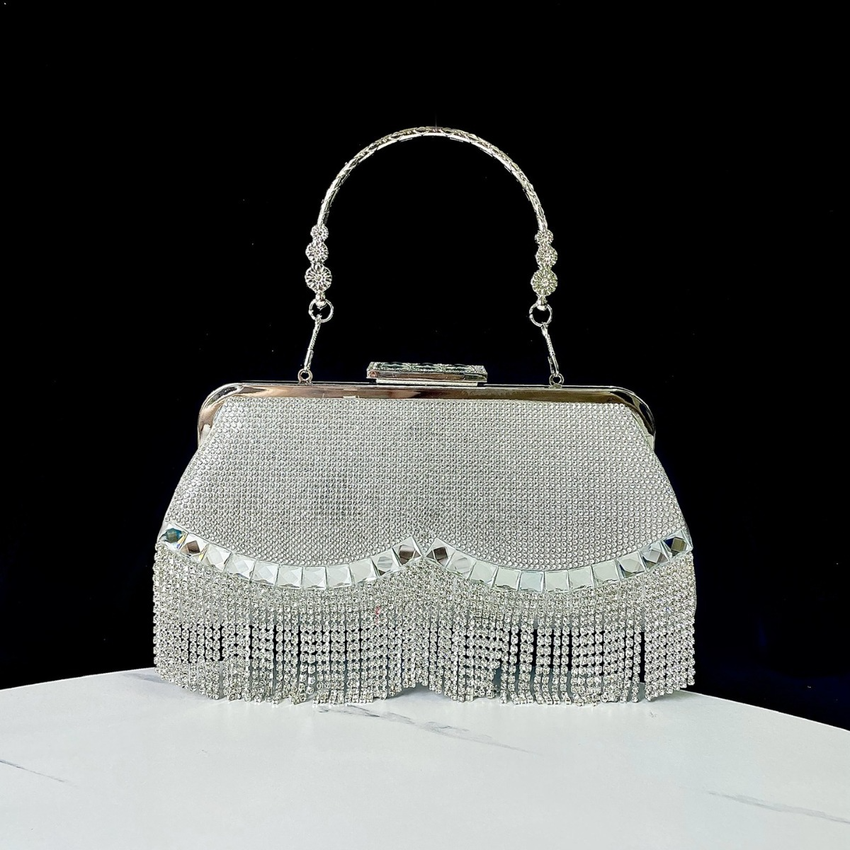 Elegante Clutch für Damen ⎜ Funkelnde Abendtasche mit Kettenfransen und glamourösem Design