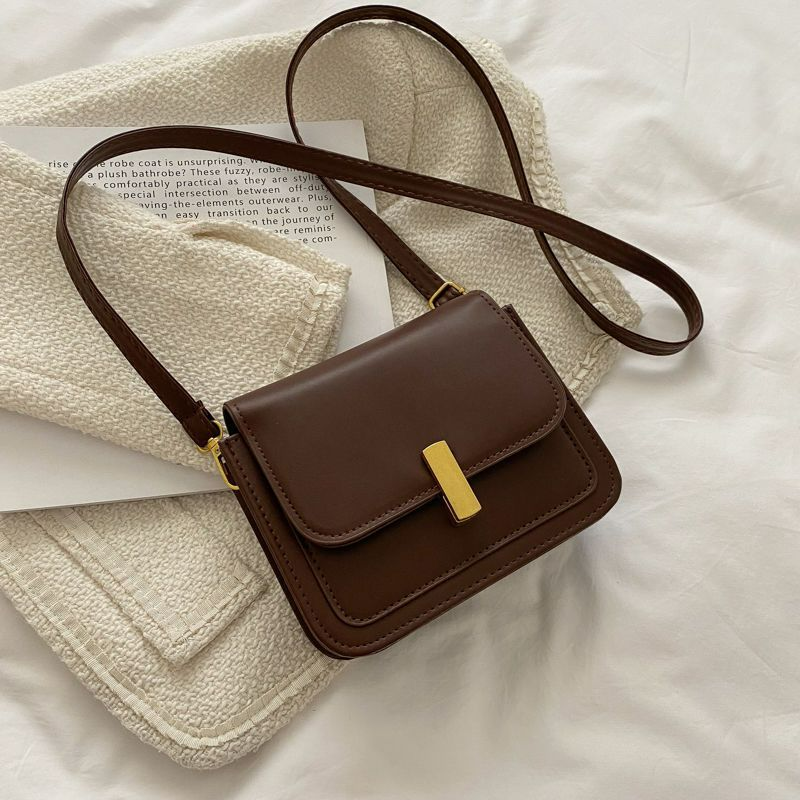 Umhängetasche für Damen ⎜ Kompakte Schultertasche in Retro-Optik mit Magnetverschluss und elegantem Design