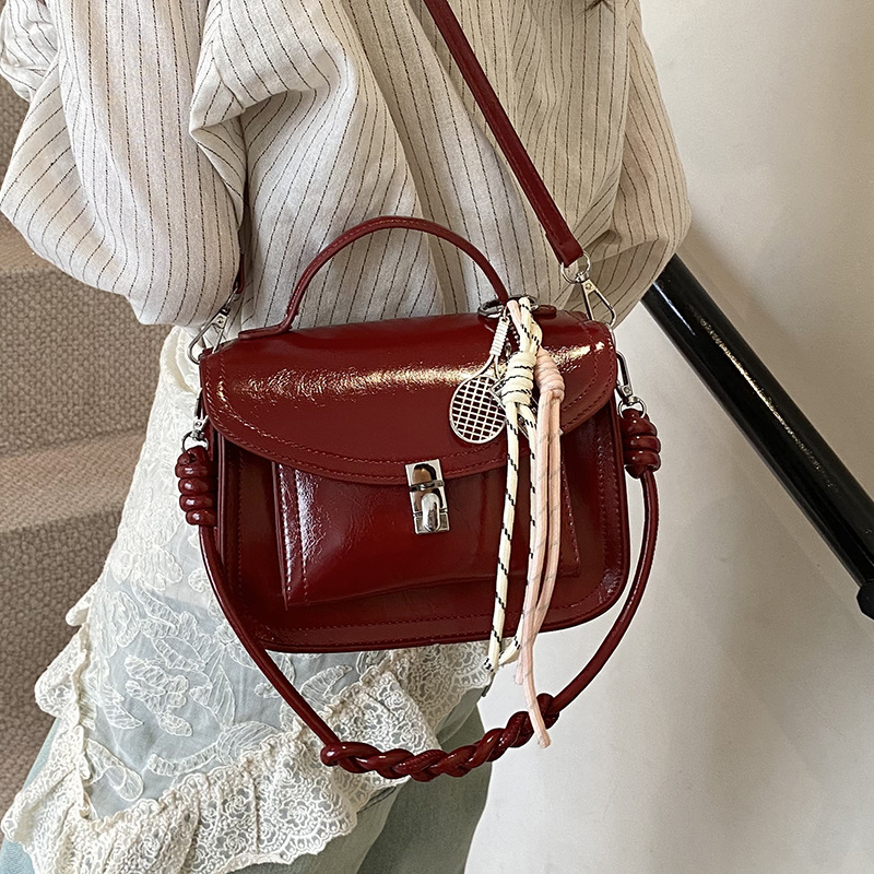 Damen Umhängetasche im Retro-Stil ⎜ Kleine quadratische Handtasche mit Griff für Alltag und Freizeit