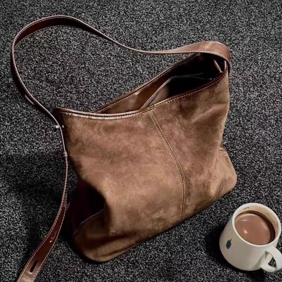 Umhängetasche aus Veloursleder ⎜ Weiche Retro Schultertasche mit verstellbarem Riemen und Innenfach