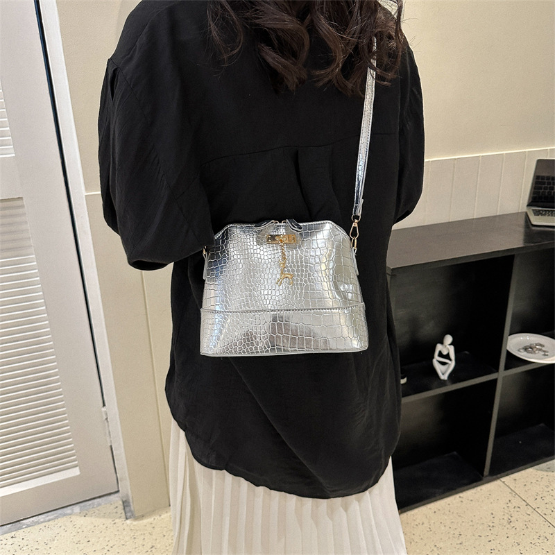 Crossbody Tasche für Damen ⎜ Geräumige Handtasche im Krokodilleder-Look mit goldenen Akzenten