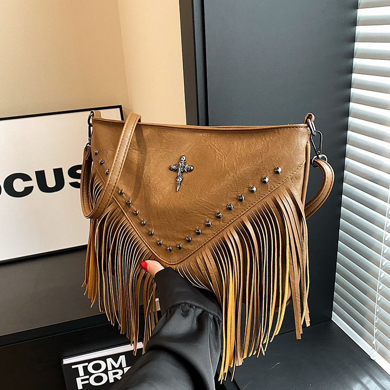 Umhängetasche für Damen ⎜ Modische Schultertasche mit Fransen und Nieten für Freizeit und Festival-Look