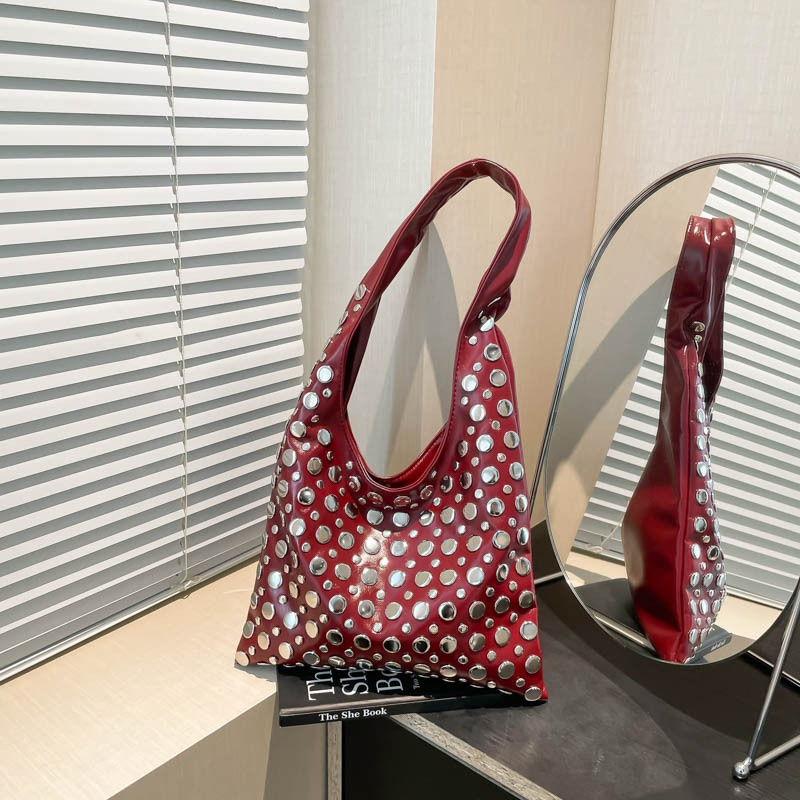 Schultertasche mit Nieten ⎜ Trendige Handtasche im Polka-Dot-Design für einen auffälligen Look
