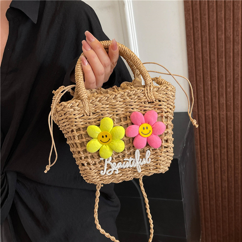 Damen Korbtasche ⎜ Vielseitige Handtasche mit sommerlichem Design und fröhlichen Blütenapplikationen
