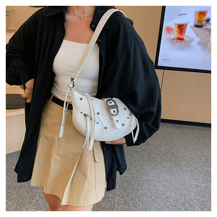 Umhängetasche für Damen ⎜ Halbmond-Design mit Nieten für Alltag, Freizeit und City-Looks