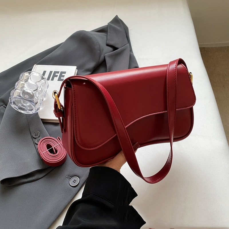 Umhängetasche für Damen ⎜ Schlichte Handtasche aus Kunstleder mit schickem Magnetverschluss