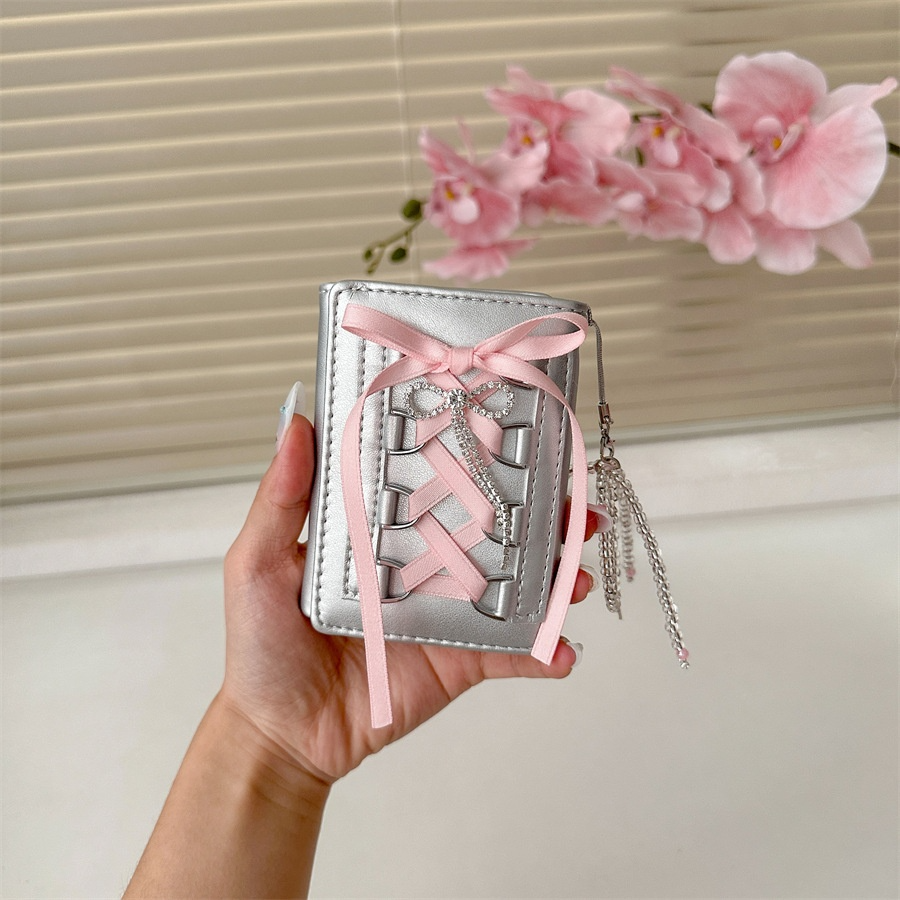 Damen Kartenetui mit Schleife ⎜ Kompakte Brieftasche mit Trageriemen im verspielten Design