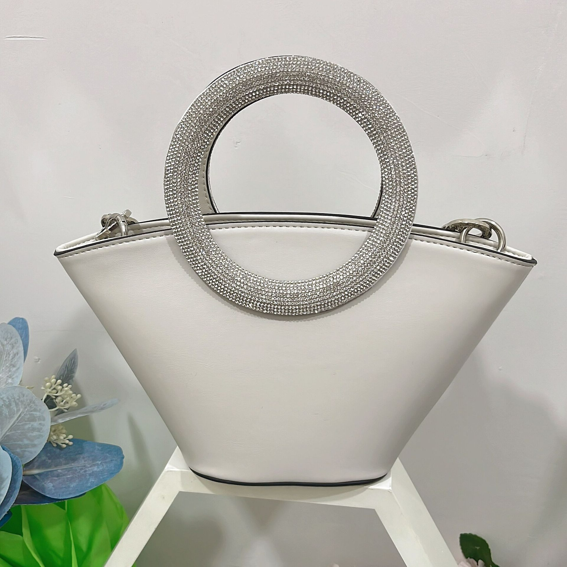 Diamant-Rundgriff Handtasche ⎜ Elegantes Design mit verstellbarem Träger und funkelndem Griff