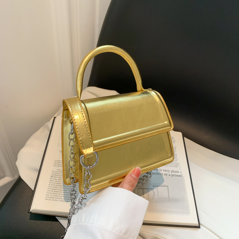Damen Umhängetasche in Metallic-Optik ⎜ Kleine Handtasche mit Kette für Party und Alltag