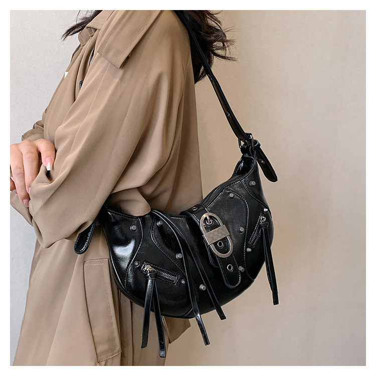 Umhängetasche für Damen ⎜ Halbmond-Design mit Nieten für Alltag, Freizeit und City-Looks