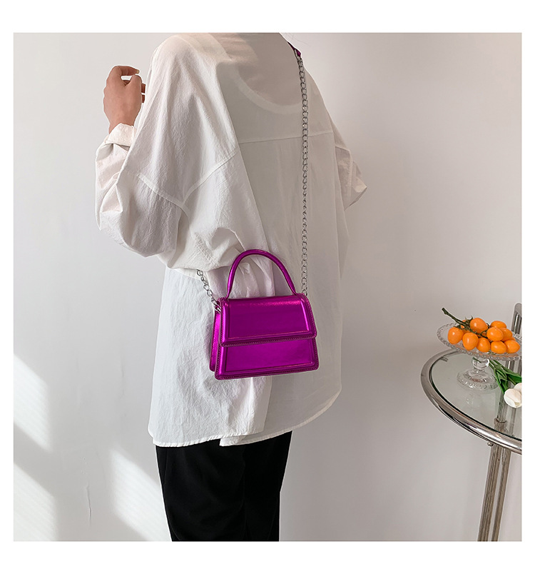 Damen Umhängetasche in Metallic-Optik ⎜ Kleine Handtasche mit Kette für Party und Alltag