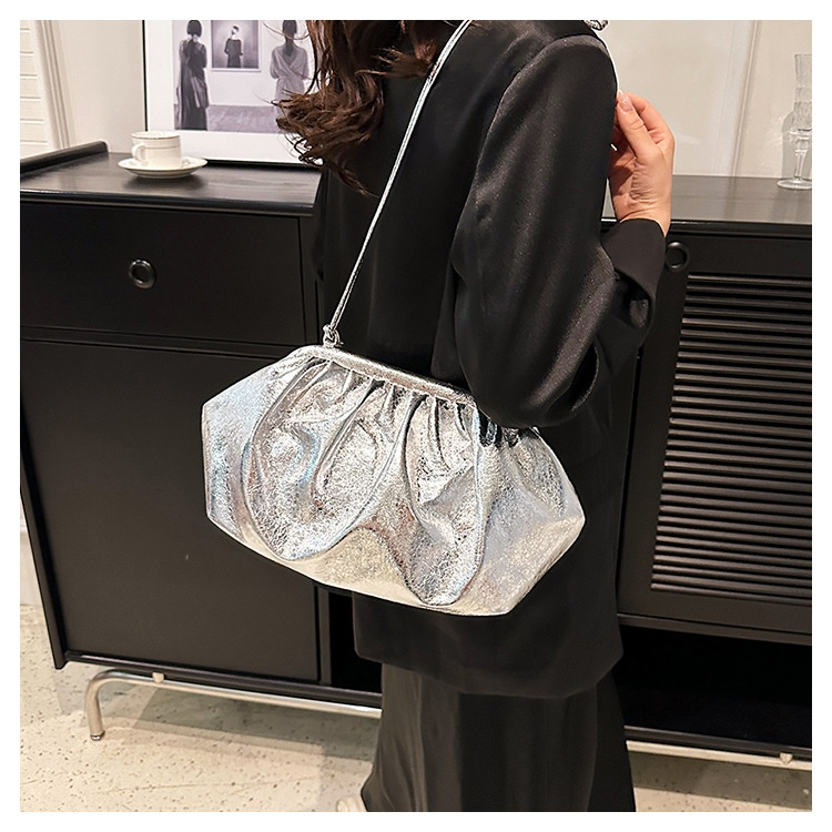 Schultertasche für Damen ⎜ Stilvolle Crossbody-Bag im metallischen Design für einen modernen Look