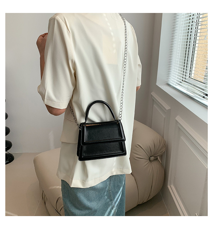 Damen Umhängetasche in Metallic-Optik ⎜ Kleine Handtasche mit Kette für Party und Alltag