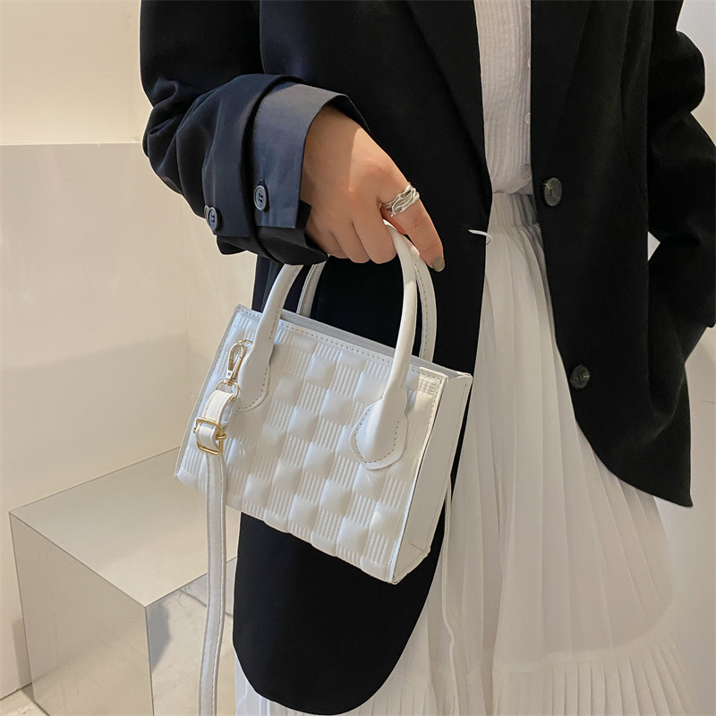 Kleine Umhängetasche für Damen ⎜ Elegante Retro-Tasche im modernen Korbmuster aus Kunstleder