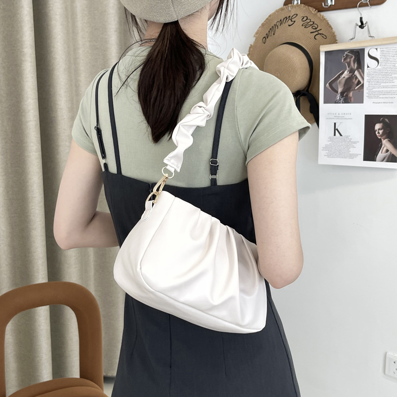 Schultertasche für Damen ⎜ Modische Unterarmtasche mit Falten-Design und weicher Haptik für den Alltag