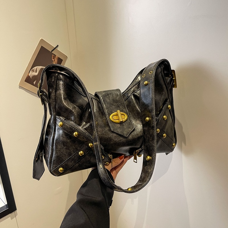 Umhängetasche für Damen ⎜ Modische Nieten Schultertasche mit viel Stauraum für Alltag und Ausgehen